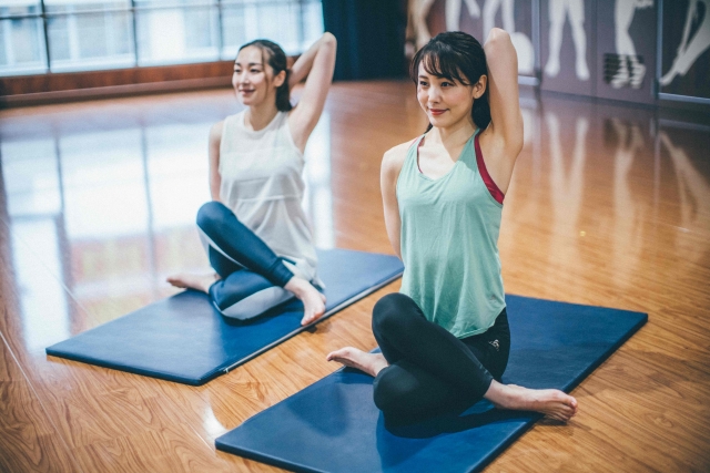 ヨガのポーズをする女性